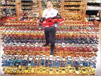 بيلي كرم مع مجسماته المدللة