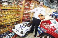 يعرض مجسماته