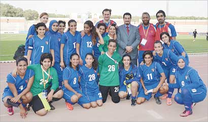 لاعبات الكويت يتوسطهن السفير حمد الدعيج في لقطة جماعية (كونا) 