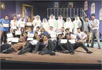 الجزاف يتوسط المشاركين في العرض بعد تكريمهم