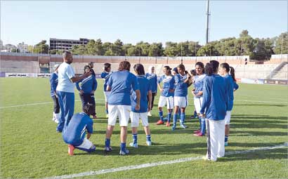 فهد كميل خلال تدريبات منتخب الكويت للسيدات