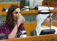 رولا دشتي ترشف الماء بعد جلسة ساخنة