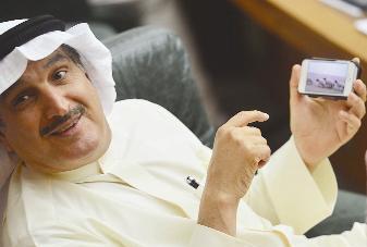 كامل العوضي عارضاً صورة في «موبايله»