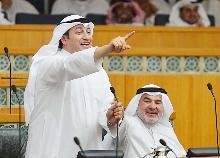 عسكر العنزي متحدثا والى جانبه صالح عاشور