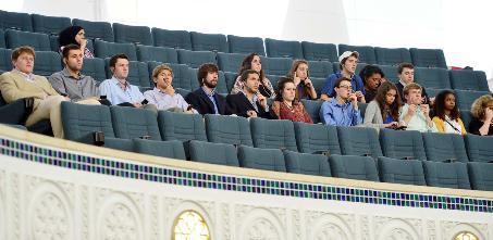 وفد أجنبي يتابع الجلسة