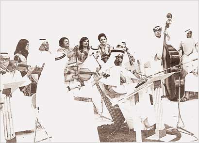 يغني في إذاعة الكويت