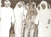 في مطار الكويت لدى عودته من العلاج