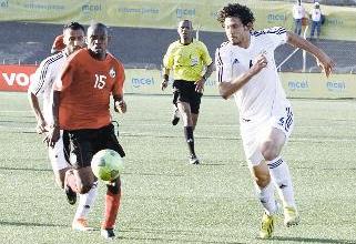 هاني سعيد وفرانسيكو ماسنغا في صراع على الكرة 	(ا ب ف)
