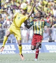 الاثيوبي جيناني يترقب كرة على رأس الأفريقي تابو 	(ا ف ب)