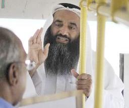 الواعظ الديني يسدي نصائحه قبل تنفيذ الحكم
