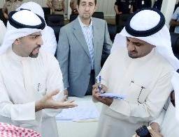 المستشار محمد الدعيج متحدثاً للزميل منصور الشمري 