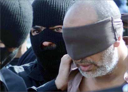... وأحمد البيلي برفقة رجلي أمن استعداداً لتنفيذ حكم الإعدام