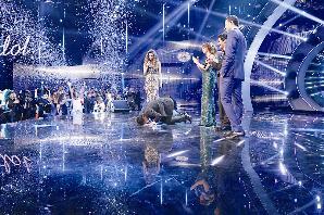 محمد عساف ساجداً بعد إعلان فوزه باللقب