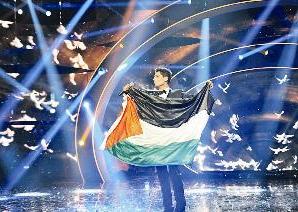 ... وملوحاً بعلم بلاده