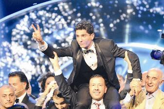 عساف محمولاً على الأكتاف