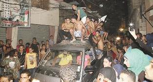 فرصة الفلسطينيين داخل المخيمات