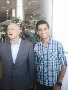 السفير الفرا مستقبلاً عساف في مطار القاهرة