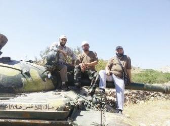 الطبطبائي على إحدى دبابات النظام المدمرة