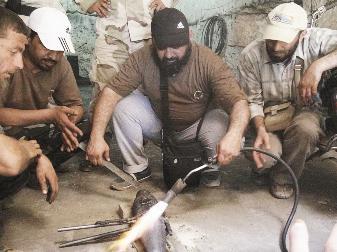 يشارك في تصنيع القذائف