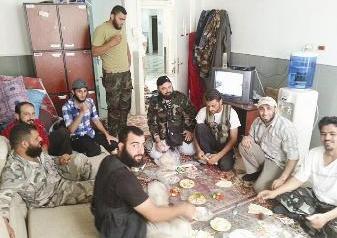 الطبطبائي يشارك الجيش الحر إحدى وجبات الطعام