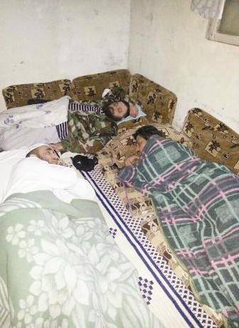 الطبطبائي نائماً بين عناصر الجيش الحر