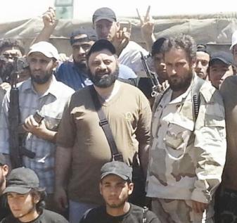 ... ومتوسطاً قادة من الجيش الحر