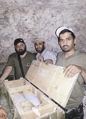 العنزي والطبطبائي يعرضان صندوقاً للذخيرة