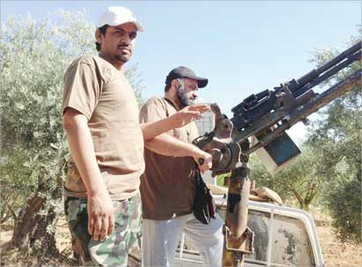 وليد الطبطبائي يسدد على الرشاش باتجاه جيش بشار الأسد 