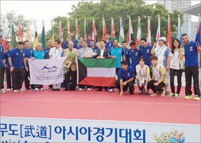 الوفد الكويتي يحتفل برفع العلم في القرية الرياضية