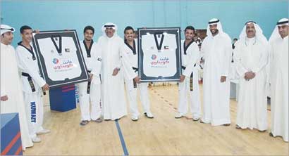 لاعبو الكويت الأبطال يقدمون بدلة التايكوندو الى عبدالعزيز المرزوق وخالد الغانم 