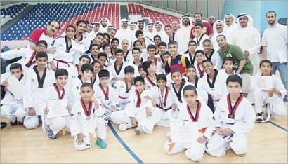 عبدالعزيز المرزوق وخالد الغانم والمرشاد يتوسطون المكرمين