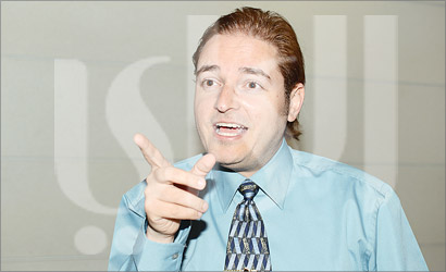 عبدالله فيروزفي ديوانية «الراي» (تصوير علي السالم) 