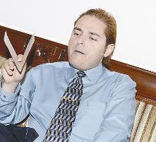 عبدالله فيروز عارضاً شهادة الميلاد الكويتيه