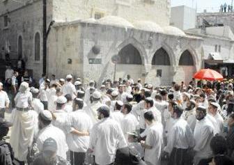 يهود يدنسون المسجد الأقصى