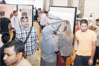 تجوّل شبابي في أرجاء المعرض 