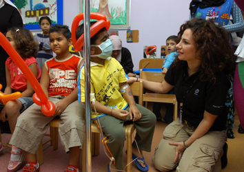 u0645u0648u0638u0641u0629 u0641u064a u00abu0632u064au0646u00bb u062au0648u0632u0639 u0627u0644u0642u0631u0642u064au0639u0627u0646 u0639u0644u0649 u0627u0644u0623u0637u0641u0627u0644