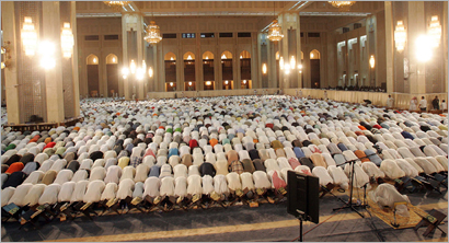 70 u0623u0644u0641 u0645u0635u0644u064a u0641u064a u0627u0644u0645u0633u062cu062f u0627u0644u0643u0628u064au0631 u0633u062cu062fu0648u0627  u062eu0634u0648u0639u0627 u0644u0644u0647