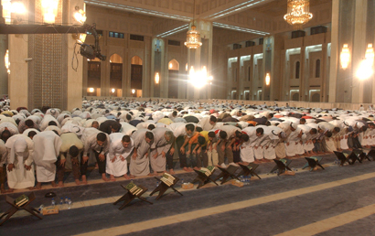 u062du0634u062f u0645u0646 u0627u0644u0645u0624u0645u0646u064au0646  u064au0624u062fu0648u0646 u0627u0644u0635u0644u0627u0629 u0641u064a u0627u0644u0645u0633u062cu062f u0627u0644u0643u0628u064au0631  (u0640u062au0635u0648u064au0631 u0645u0631u0647u0641 u062du0648u0631u064au0629)