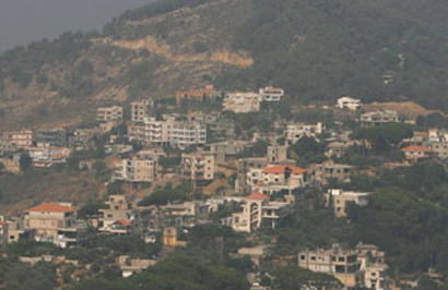 دير القمر ترتدى الوشاح الاسود