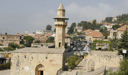 دير القمر ترتدى الوشاح الاسود