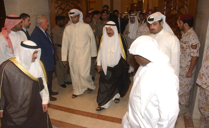 u0627u0644u0627u0645u064au0631 u0641u064a u0645u0642u062fu0645 u0645u062au0644u0642u064a u0627u0644u0639u0632u0627u0621 u0641u064a u0642u0635u0631 u0627u0644u0645u0633u064au0644u0629