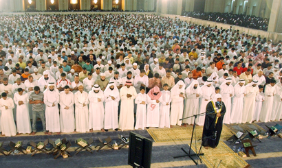 u0639u0634u0631u0627u062a u0622u0644u0627u0641 u0627u0644u0645u0624u0645u0646u064au0646 u064au0624u062fu0648u0646 u0627u0644u0635u0644u0627u0629 u0641u064a u0627u0644u0645u0633u062cu062f u0627u0644u0643u0628u064au0631                             (u062au0635u0648u064au0631 u0623u0633u0639u062f u0639u0628u062fu0627u0644u0644u0647)