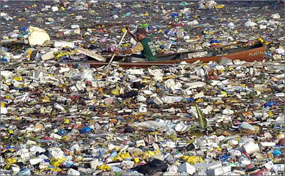 عالم كبير من القمامة ... هناك من يستفيد منه
