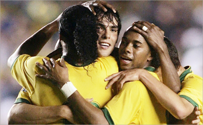 u0643u0627u0643u0627 u0646u062cu0645 u0645u0646u062au062eu0628 u0627u0644u0628u0631u0627u0632u064au0644 u064au062au0644u0642u0649 u062au0647u0646u0626u0629 u0632u0645u0644u0627u0626u0647 u0628u0639u062f u0647u062fu0641u0647 u0627u0644u0627u0648u0644 u0641u064a u0645u0631u0645u0649 u0627u0644u0627u0643u0648u0627u062fu0648u0631  (u0631u0648u064au062au0631u0632)