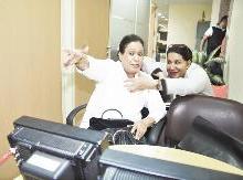 أم طلال تمازح أم سوزان