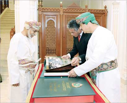 سلطان عمان يدشن كتاب و«أبهة الصحراء - الخيالة السلطانية»