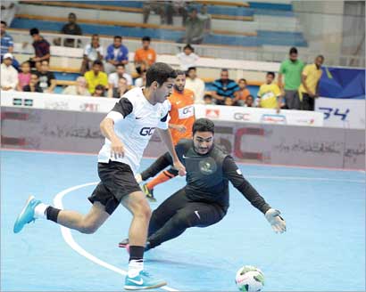 لاعب «الخليج للكابلات» يحاول تخطي حارس العمر