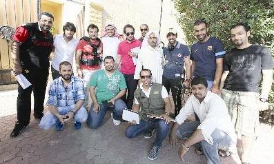 طارق العلي متوسطاً الفريق الفني لـ«قرمش»