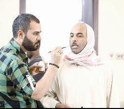 تعديل الماكياج للعلي قبل بدء التصوير