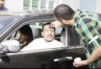 سلطان الفرج واضعاً لمسات الماكياج الاخيرة